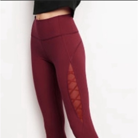 🔥New long sleeve active top in  burgundy. Rounded bottom. More colors in closet - Picture 5 of 8